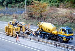 (高速道路での分離帯用防護柵の施工事例)