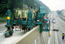 (高速道路での路側用防護柵の施工事例)