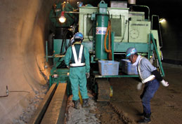(トンネル内における薄型水路施工事例)