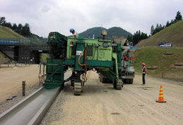 (高速道路のロールドガッタの施工事例)