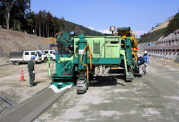 (高速道路におけるV型水路の施工事例)